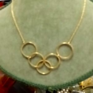 Vintage Avon gold tone circle necklace